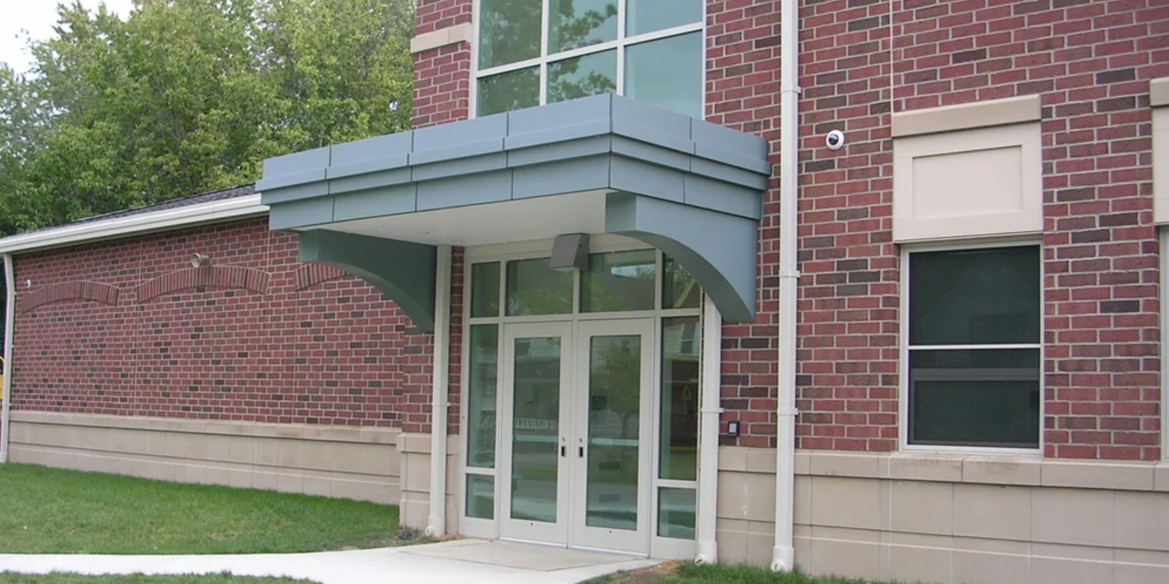 How Do Metal Composite Material Wall Panels Compare to Traditional Cladding Materials?
